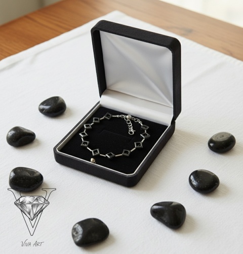 NASZYJNIK Z HEMATYTÓW W KZTAŁCIE KWADRACIKÓWRĘCZNNIE ROBIONA Z VIVA JEWELRY & ART