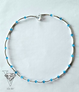 UROCZY NIEBIESKI NASZYJNIK ZE SREBREM Z ZAPIĘCIEM MAGNETYCZNYM OD VIVA JEWELRY & ART