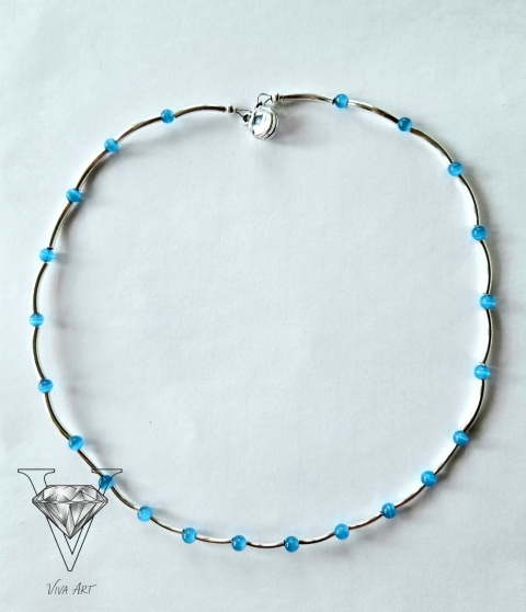 UROCZY NIEBIESKI NASZYJNIK ZE SREBREM Z ZAPIĘCIEM MAGNETYCZNYM OD VIVA JEWELRY & ART