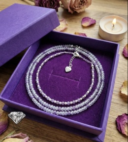 MODELKA TRZMAJĄCA PUDEŁKO Z NASZYJNIKIEM OD VIVA JEWELRY